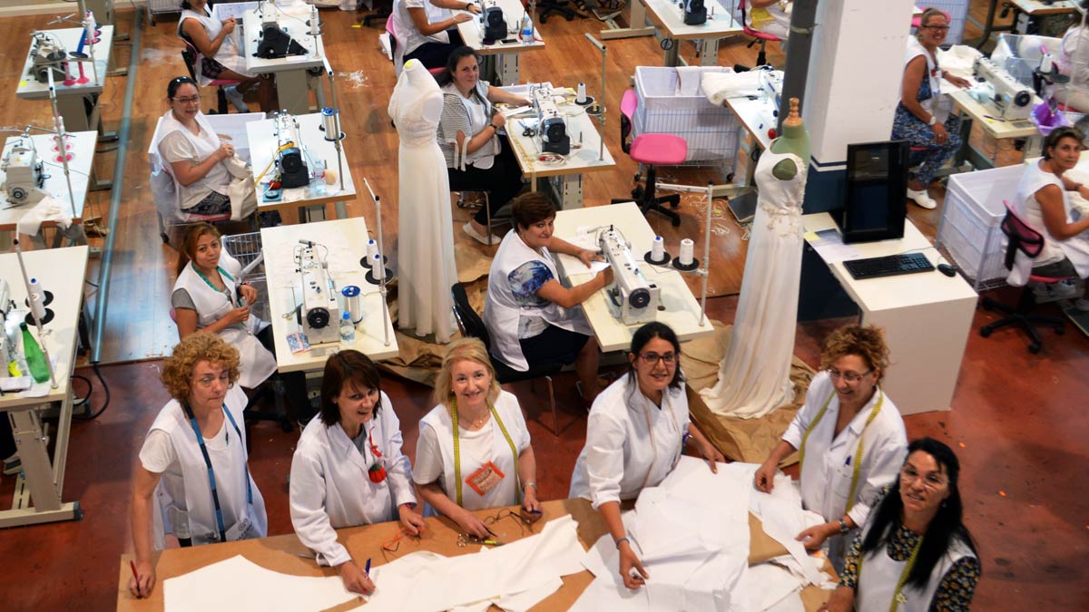 El taller donde una veintena de costureras confeccionan los vestidos de novia. | D.M.