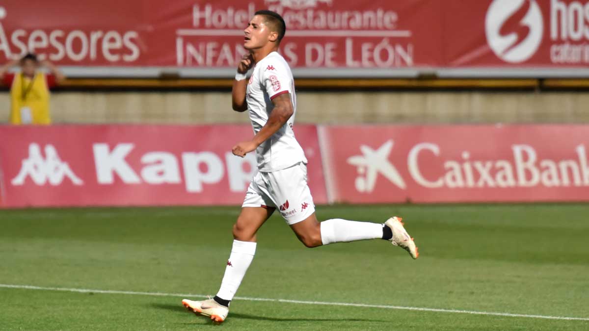 Hugo Rodríguez, fichaje estrella de la Cultural, celebra un gol. | SAÚL ARÉN