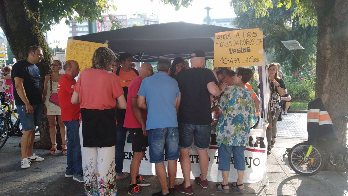 Mesa informativa de los trabajadores de Vestas desplegada ayer en el paseo de la Condesa Sagasta. :: saúl arén Mesa informativa de los trabajadores de Vestas desplegada ayer en el paseo de la Condesa Sagasta. :: saúl arén