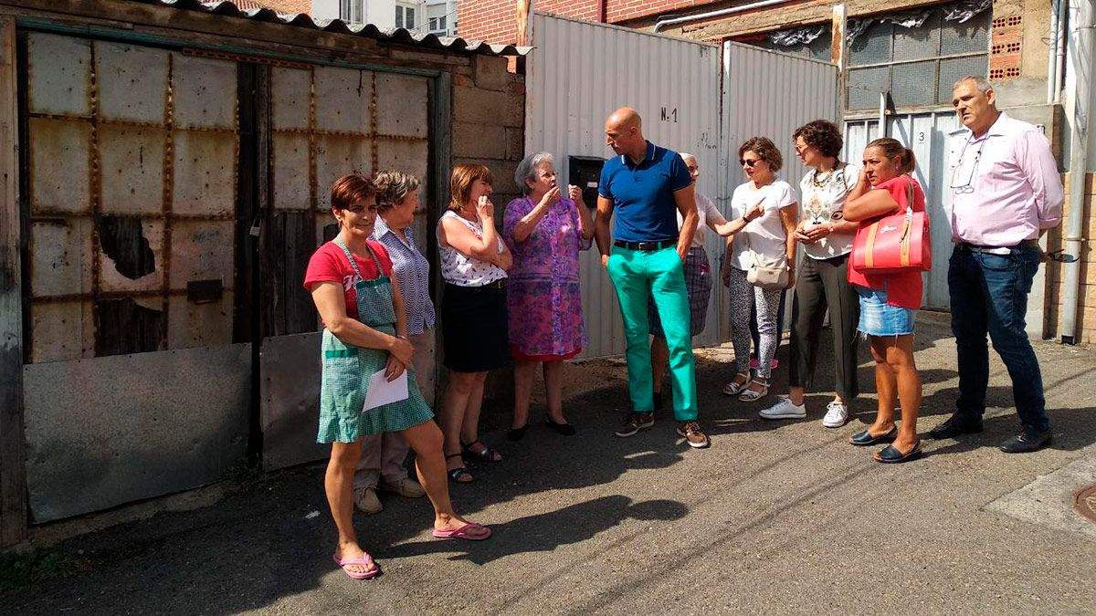 José Antonio Diez, durante la visita a los vecinos de Las Ventas. | L.N.C.