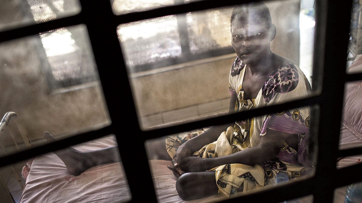 08/03/2014. Nyayath, que fue herida y huyó de Malakal durante los combates, descansa en una cama del hospital  Teaching de Juba. | JM LÓPEZ