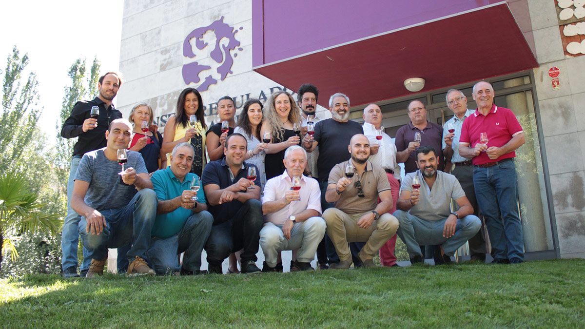 Integrantes del Comité de Cata y trabajadores de la DO Tierra de León antes de comenzar su última sesión. | T.G.