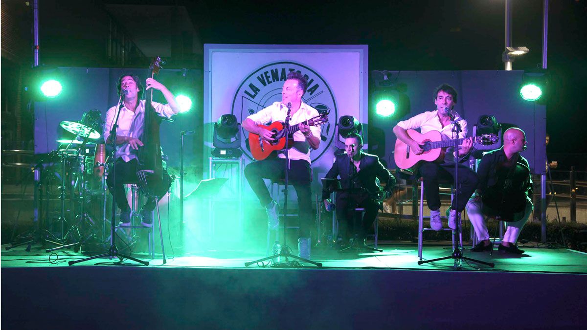 Los hermanos Café Quijano cantaron sus temas más nuevos y repasaron sus grandes éxitos durante su concierto.