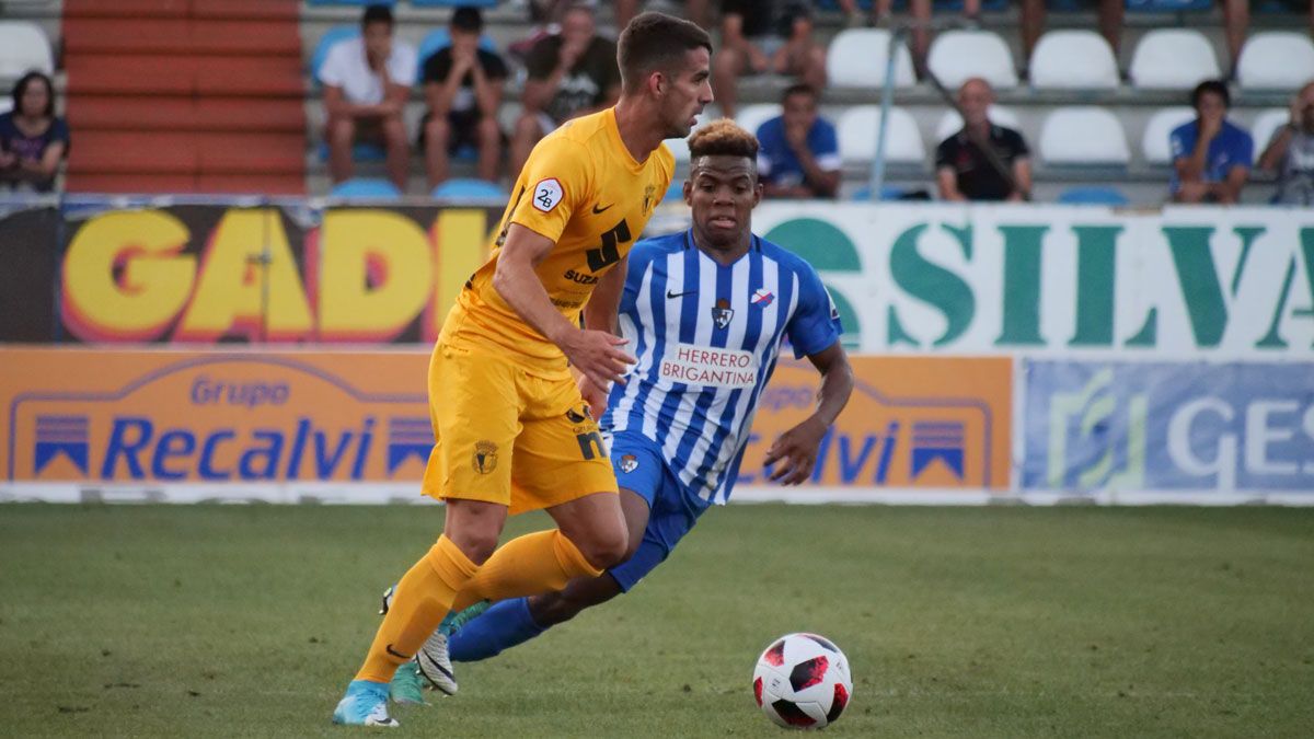 Matthieu trata de robar un balón durante el partido ante el Burgos. | FRANCISCO L. POZO
