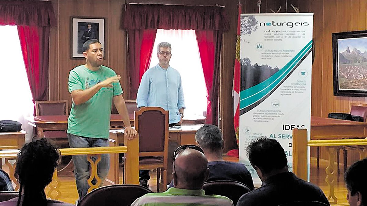 Un momento de la presentación en el salón de actos de Riaño.| L.N.C. Un momento de la presentación en el salón de actos de Riaño.| L.N.C.