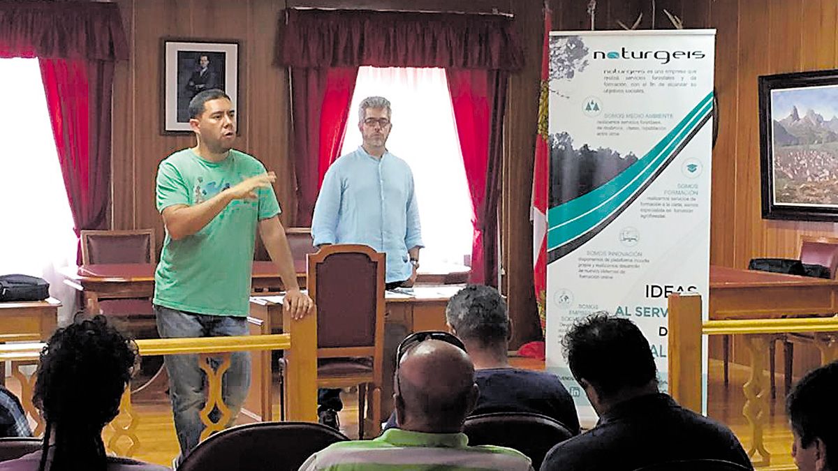 Un momento de la presentación en el salón de actos de Riaño.| L.N.C.