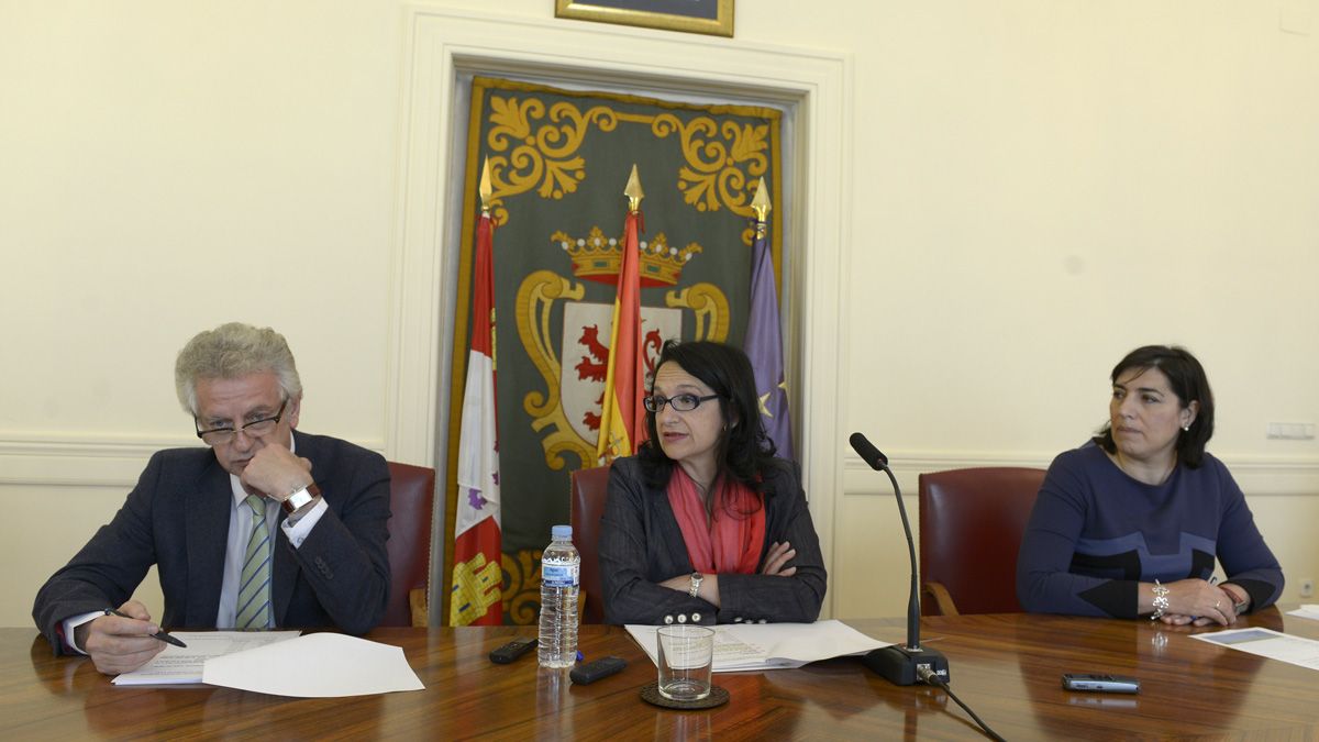 Julio Cayón, Teresa Mata y Ana Isabel González, durante la rueda de prensa ofrecida en la Subdelegación del Gobierno. | MAURICIO PEÑA