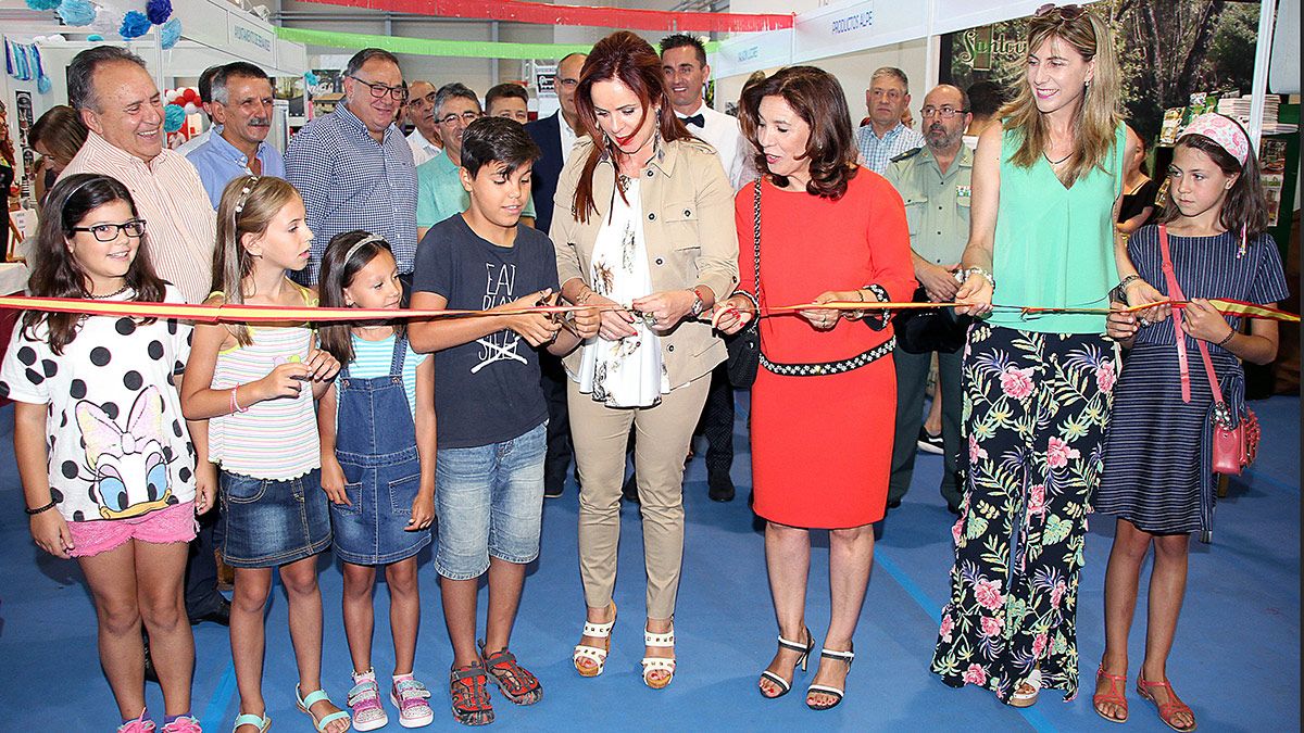 Silvia Clemente, durante la inauguración de la Feria del Dulce de Benavides. | ICAL