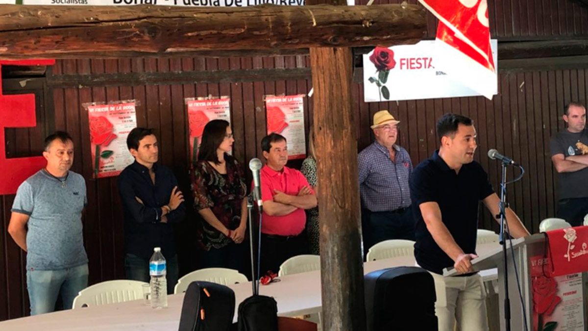 El secretario provincial del PSOE, Javier Alfonso Cendón, durante la Fiesta de la Rosa. | L.N.C.