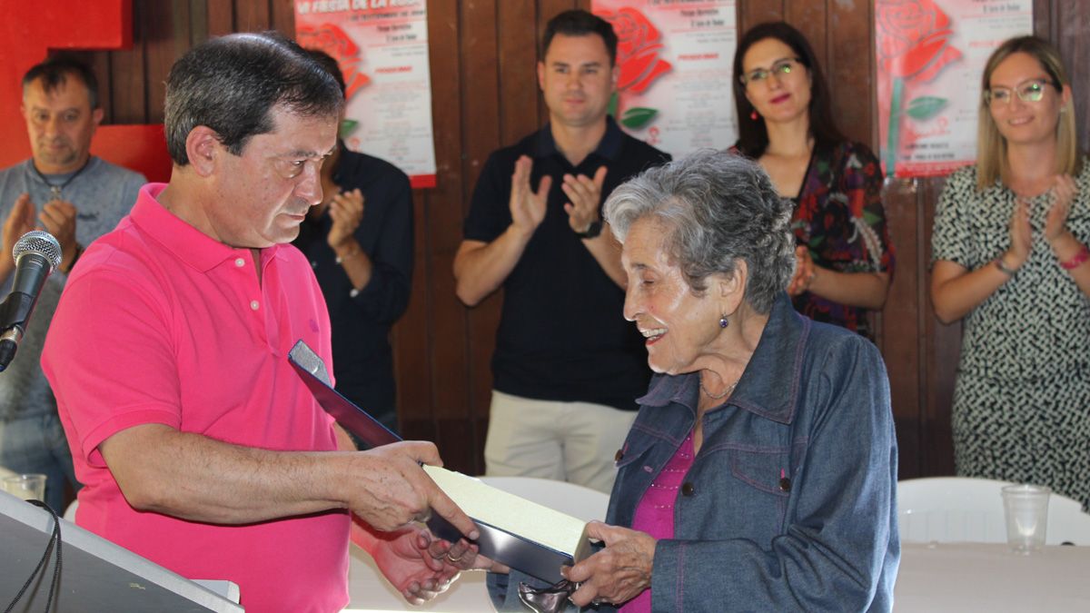 María del Carmen de Lera, viuda de Hossany recogiendo la placa. | A. HURTADO