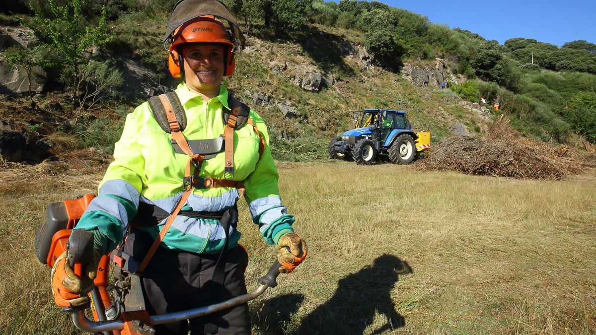 Azucena Nogueira, única integrante femenina de las cuadrillas del plan de empleo forestal local de la Diputación de León. | C.S. (ICAL)