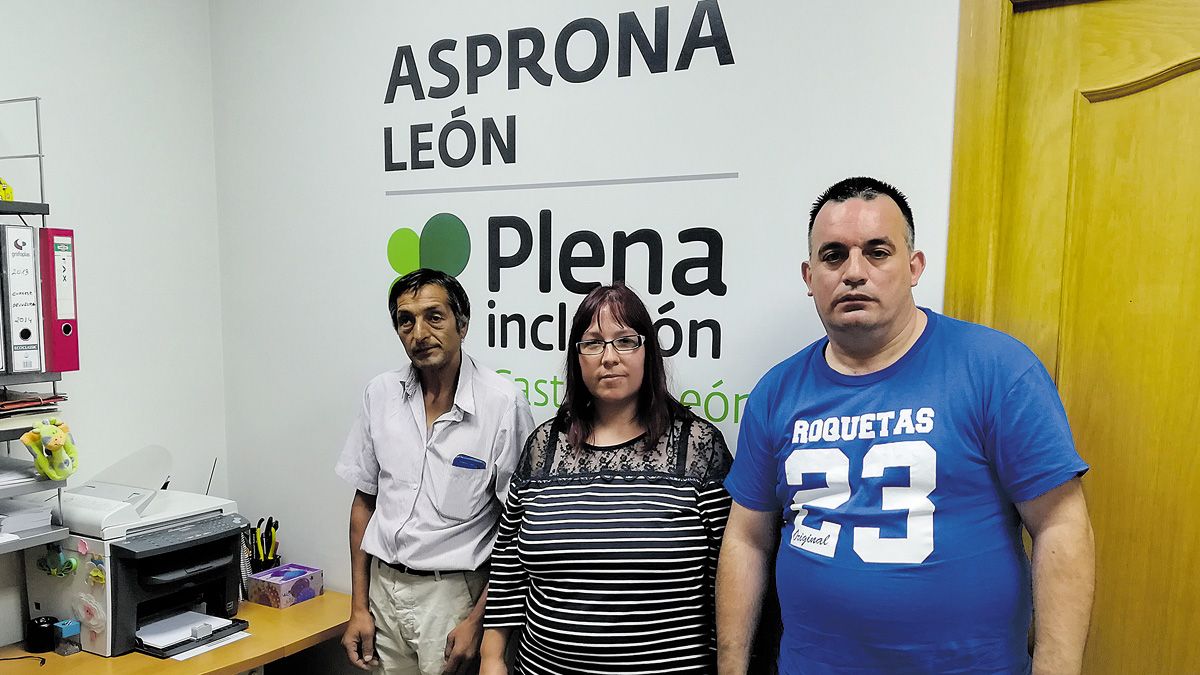 Joaquín (izquierda), Rocío y José Antonio son una parte activa de los trabajadores de la provincia leonesa. | E.CH.