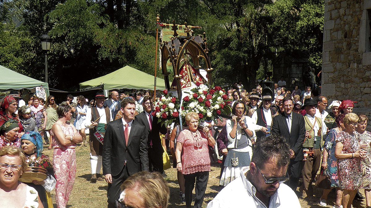 En la fotografía, un momento de la procesión con la imagen de la Virgen. | ESTEFANÍA NIÑO