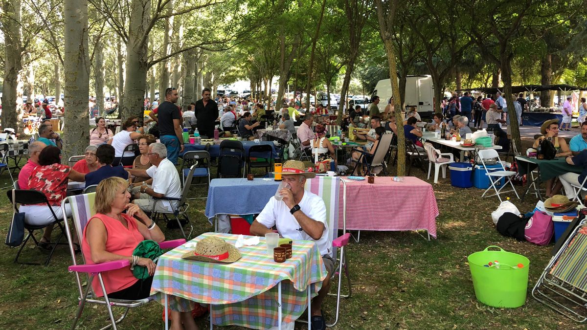 Algunos de los más de 3.000 asistentes a la fiesta, disfrutando de una comida en el polideportivo. | P.F.