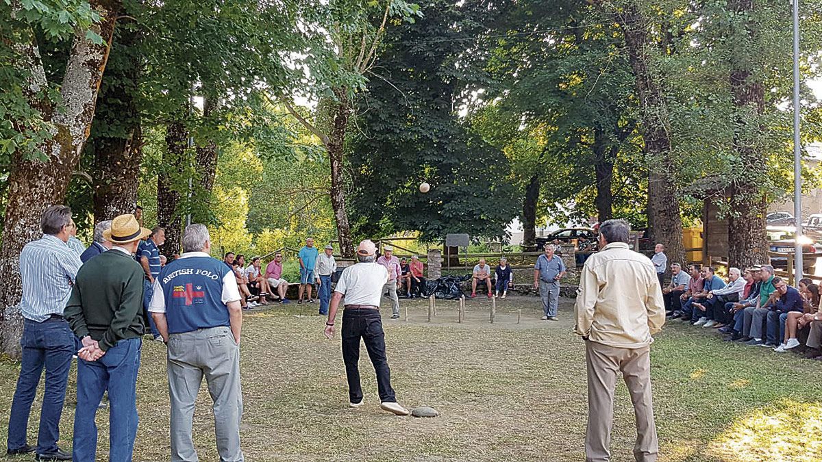 Una de las boleras más bellas de León en un momento del tradicional concurso de bolos de San Roque, en la bolera del Malecón del Canseco, uno de los que más gusta a los jugadores.