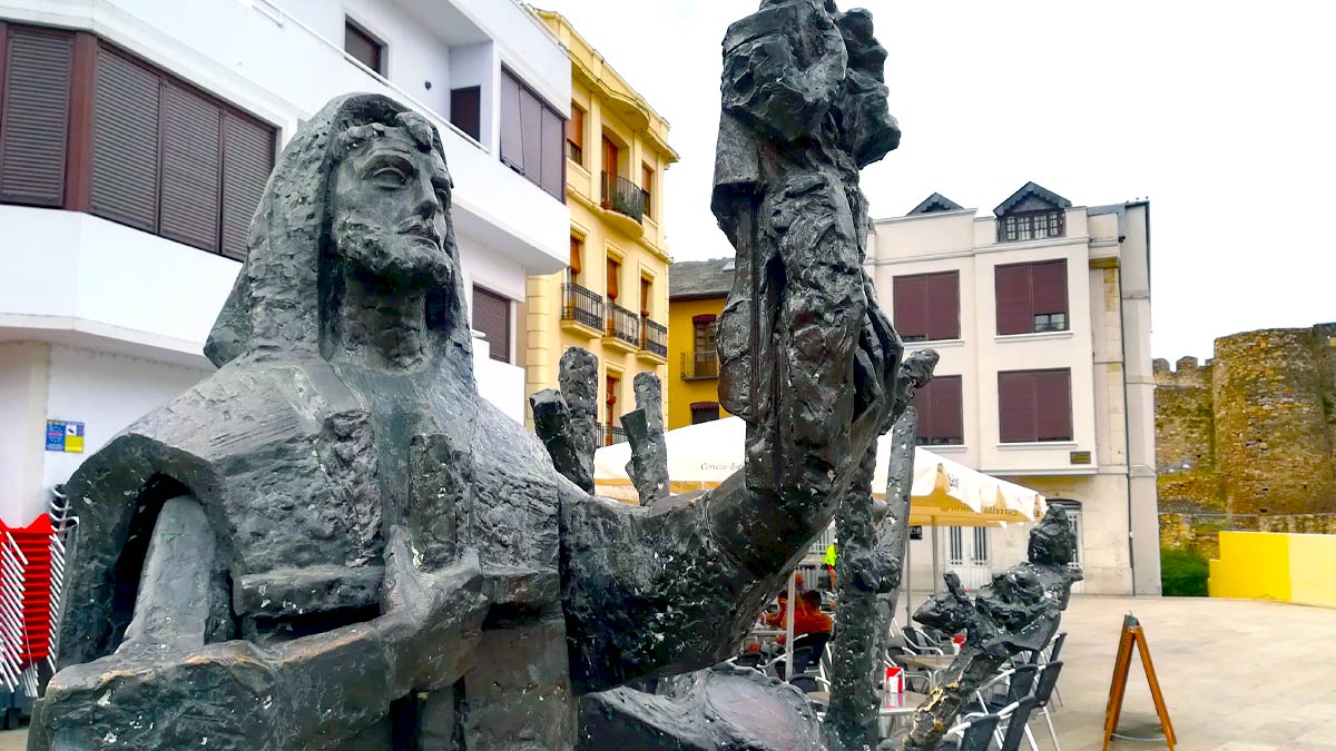 El monje templario, con una mano en el pecho y la otra en gesto de admiración hacia su descubrimiento en el tronco de una encina. :: D.M. El monje templario, con una mano en el pecho y la otra en gesto de admiración hacia su descubrimiento en el tronco de una encina. :: D.M.