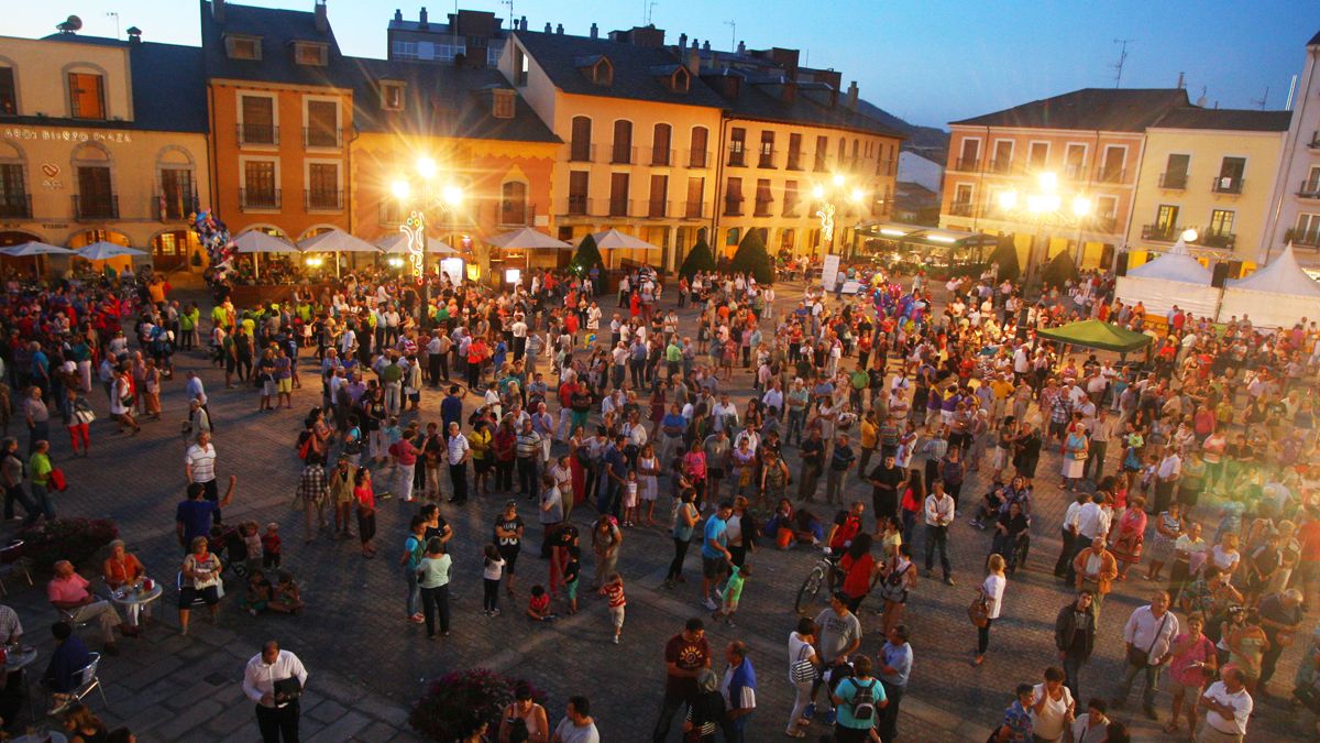 Imagen antes del pregón de años anteriores en la plaza mayor de Ponferrada. | ICAL