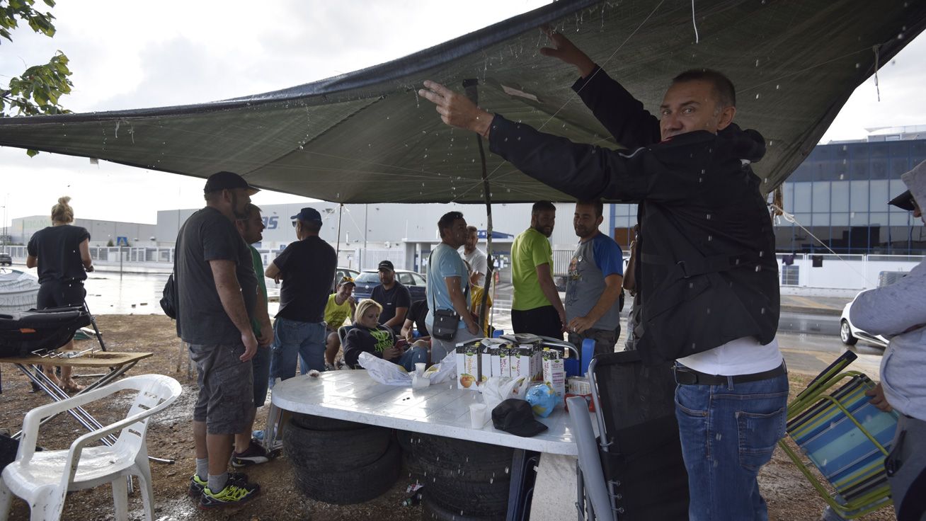 El campamento ‘huelguista’ levantado por los trabajadores de la fábrica de Villadangos del Páramo, en pie desde hace semanas. | SAÚL ARÉN