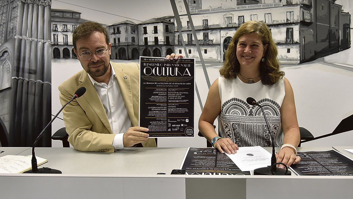 Javier Sierra y Margarita Torres durante la presentación del II Encuentro Internacional de Ocultura de León. | SAÚL ARÉN