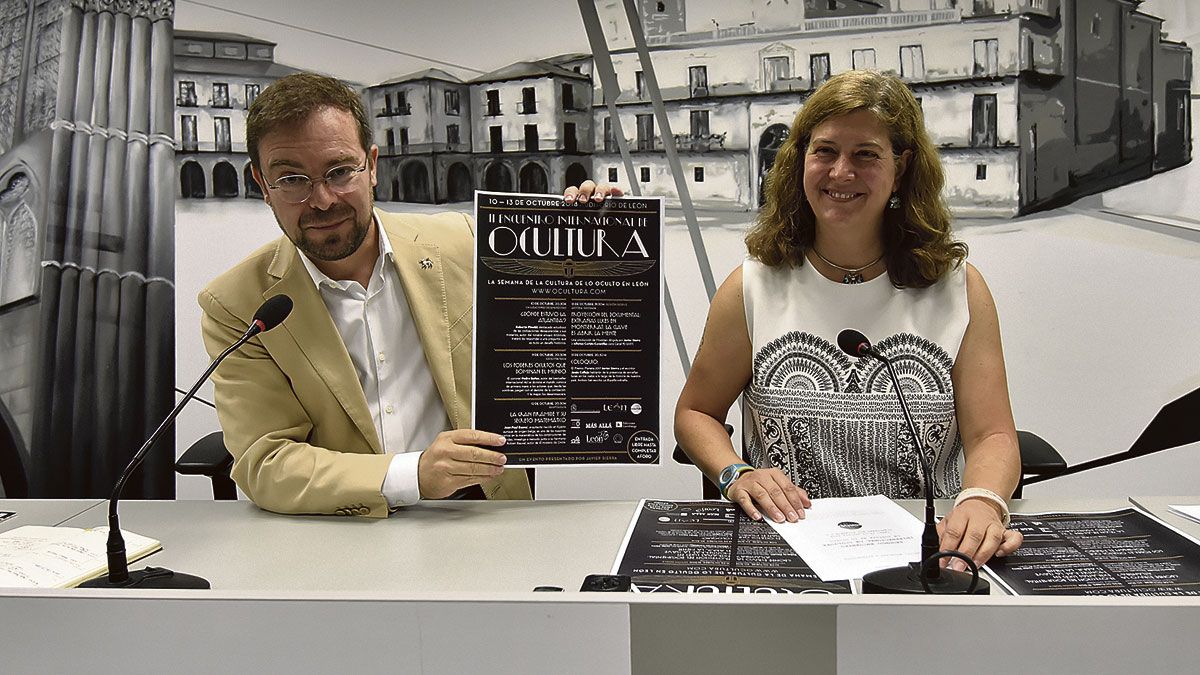Javier Sierra y Margarita Torres durante la presentación del II Encuentro Internacional de Ocultura de León. | SAÚL ARÉN Javier Sierra y Margarita Torres durante la presentación del II Encuentro Internacional de Ocultura de León. | SAÚL ARÉN