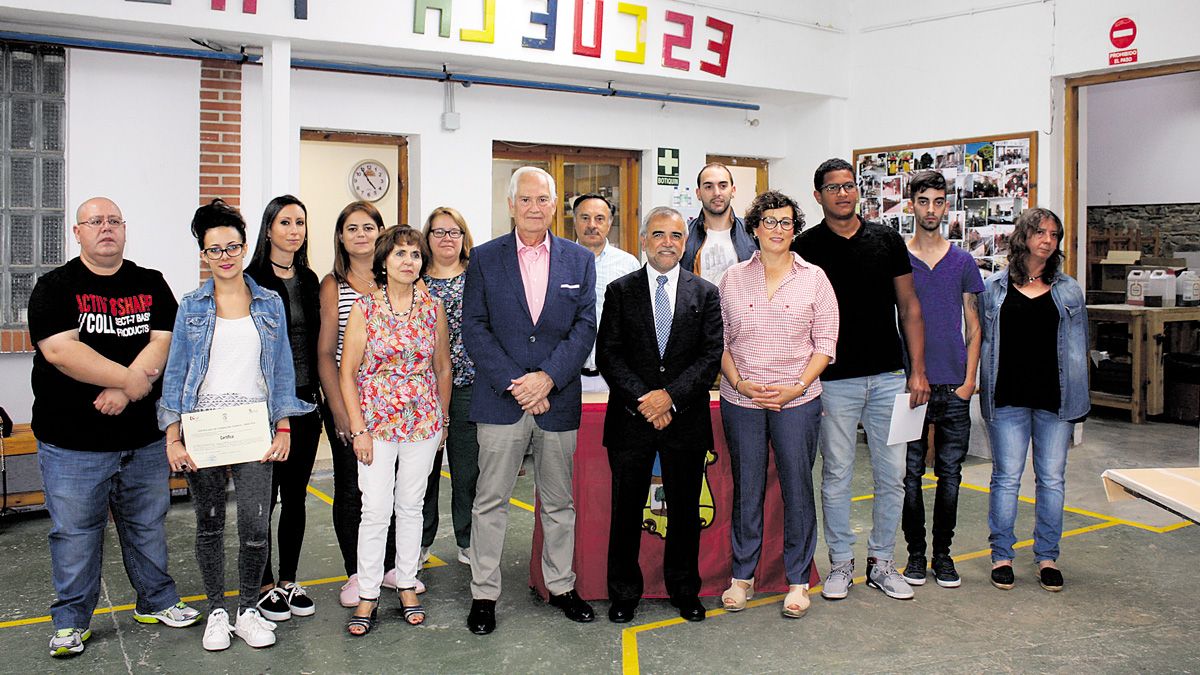 Alumnos, profesores y autoridades durante la clausura del curso celebrada el pasado lunes en La Bañeza.| L.N.C.