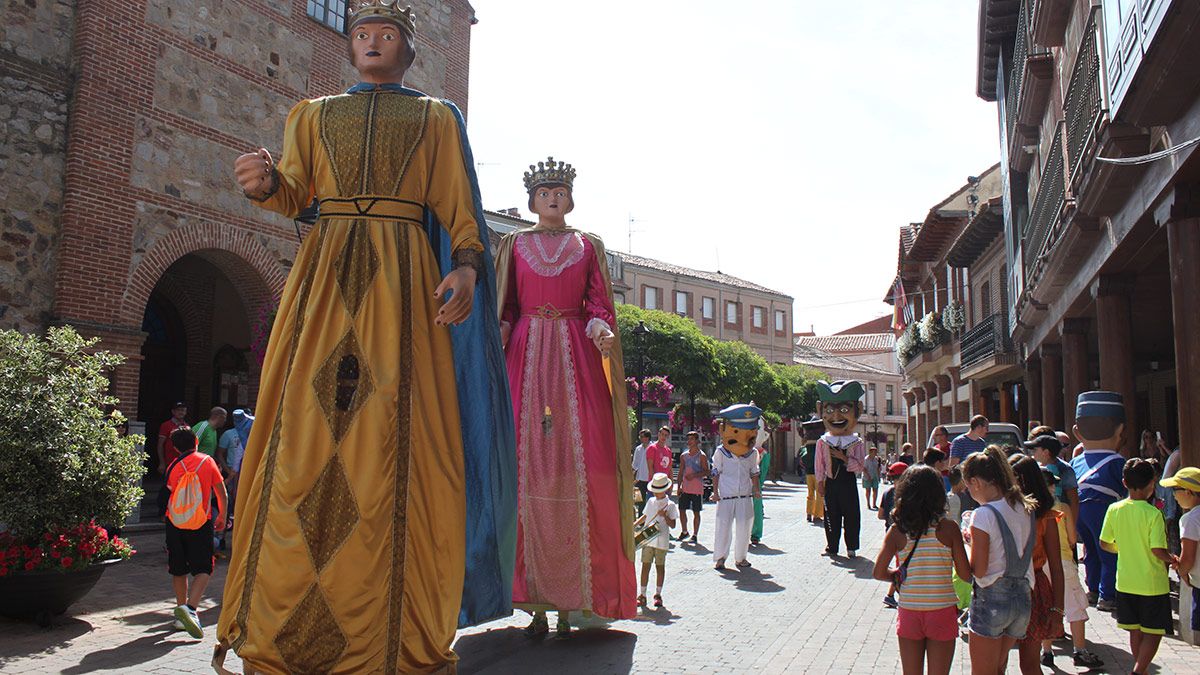 Desfile de gigantes y cabezudos en Santa María del Páramo, donde no faltan los tradicionales pasacalles. | T.G.