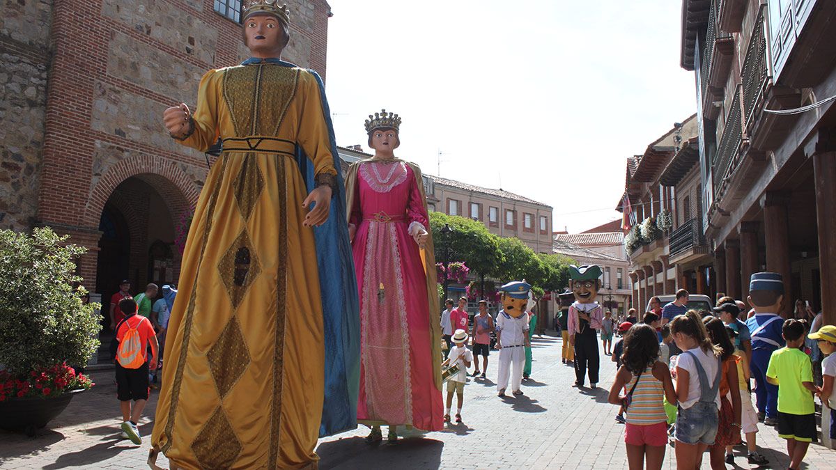 Desfile de gigantes y cabezudos en Santa María del Páramo, donde no faltan los tradicionales pasacalles. | T.G. Desfile de gigantes y cabezudos en Santa María del Páramo, donde no faltan los tradicionales pasacalles. | T.G.
