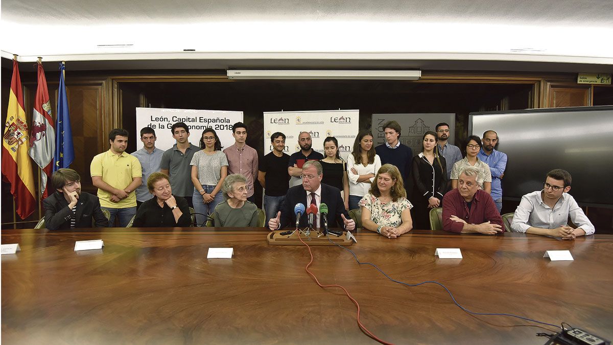 Imagen de los representantes del Consistorio y organizadores del Curso para pianistas y directores con algunos de los jóvenes alumnos matriculados en el mismo. | SAÚL ARÉN