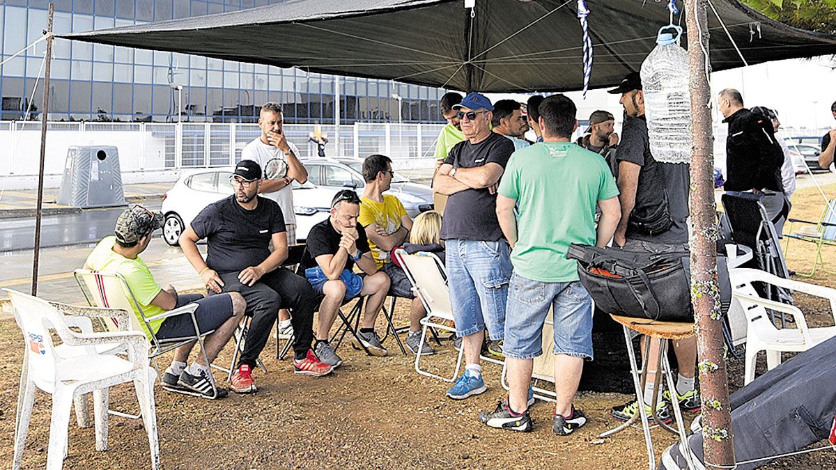 Los trabajadores mantienen el campamento ‘huelguista’. | SAÚL ARÉN