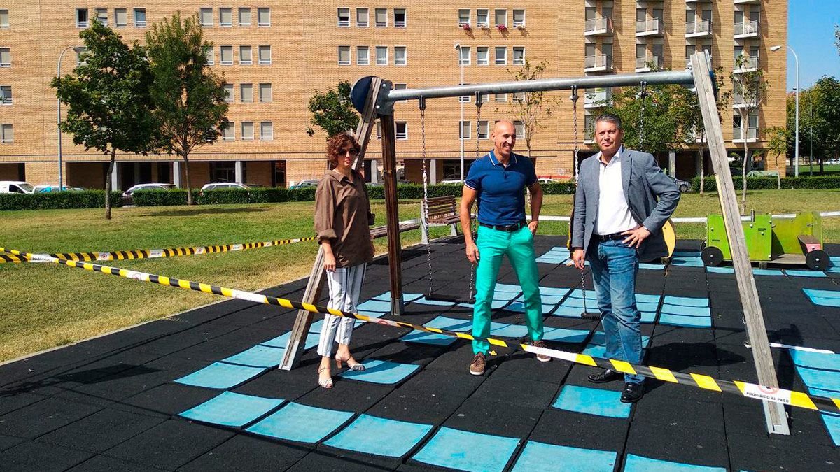 Los concejales del PSOE, en el parque de la Tolerancia. | L.N.C.