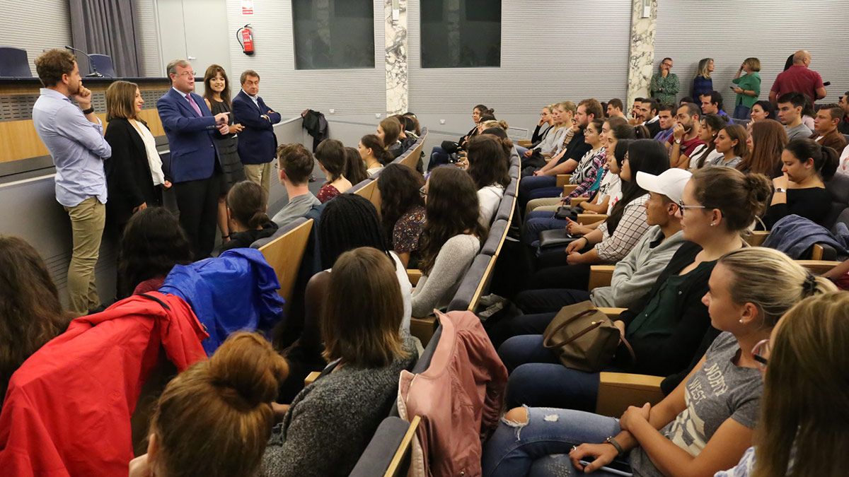Silván y el resto de autoridades, con los alumnos extranjeros de la ULE. | CÉSAR Silván y el resto de autoridades, con los alumnos extranjeros de la ULE. | CÉSAR