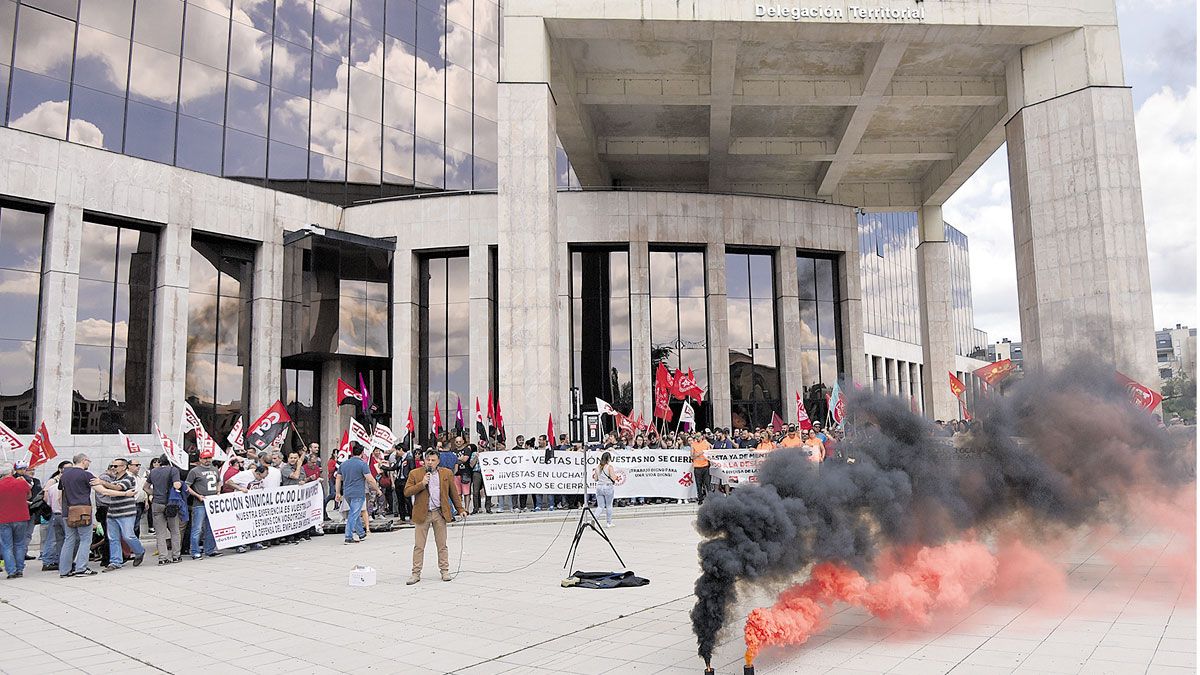 Concentración contra la deslocalización de Vestas a las puertas de la Delegación Territorial de la Junta. | SAÚL ARÉN Concentración contra la deslocalización de Vestas a las puertas de la Delegación Territorial de la Junta. | SAÚL ARÉN