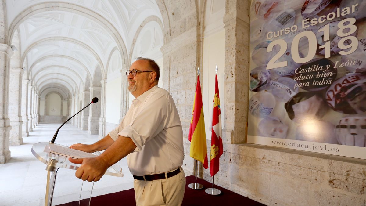 El consejero de Educación, Fernando Rey, en la presentación de este miércoles del curso 2018-2019. | ICAL