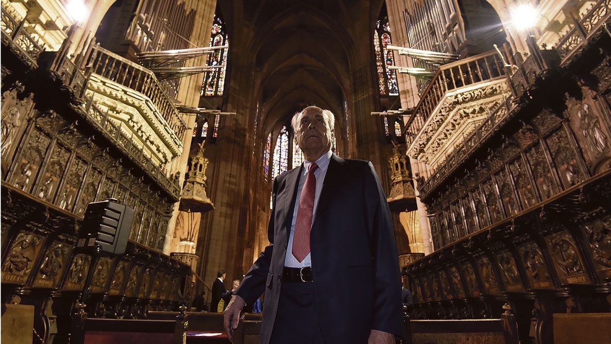 El director del Festival de Órgano, Samuel Rubio, posa momentos antes de la presentación este miércoles en el Coro de la Catedral de la 35 edición.