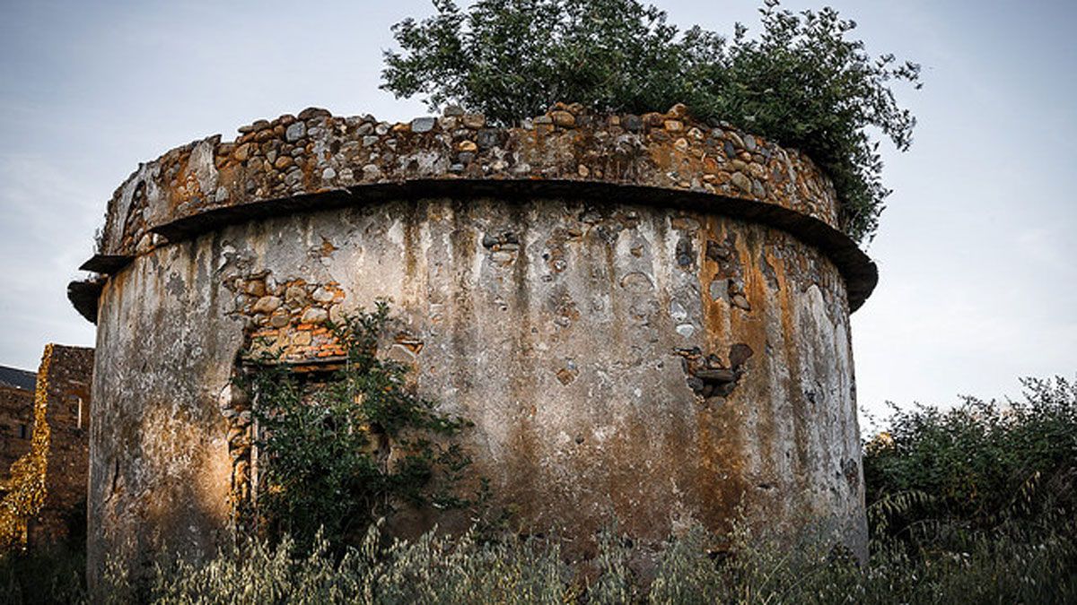 Estado ruinoso del palomar de Santa María de Carracedo, el más antiguo fechado de la provincia. | I. B.