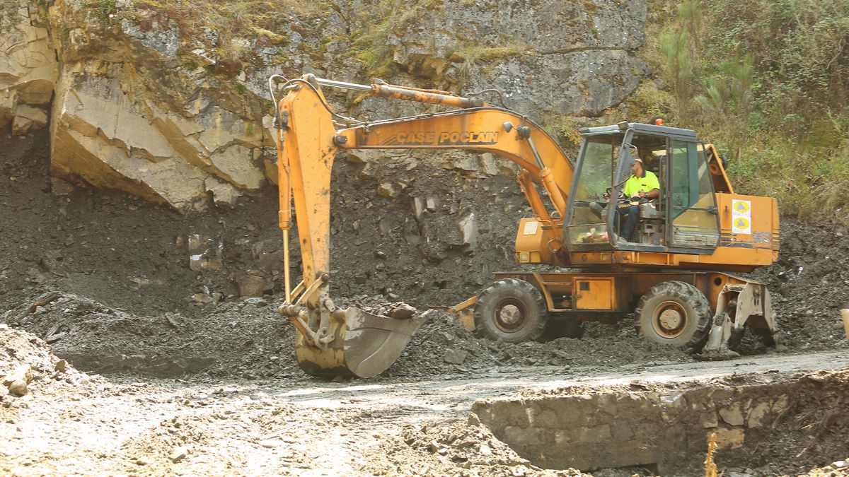 La carretera está en obras tras los constantes arrastres producidos por la lluvia. | ICAL
