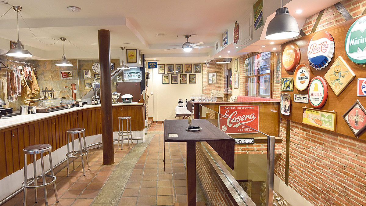 La zona de bar del nuevo Somoza guarda la esencia del anterior con las chapas de refrescos antiguas, desde 1954  1967. | SAÚL ARÉN
