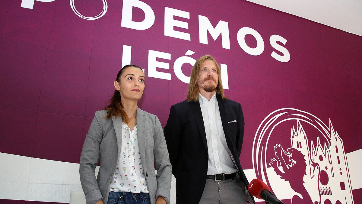 El secretario general de Podemos en Castilla y León y portavoz en Cortes, Pablo Fernandez, acompañado por la concejala María Hernández. | ICAL