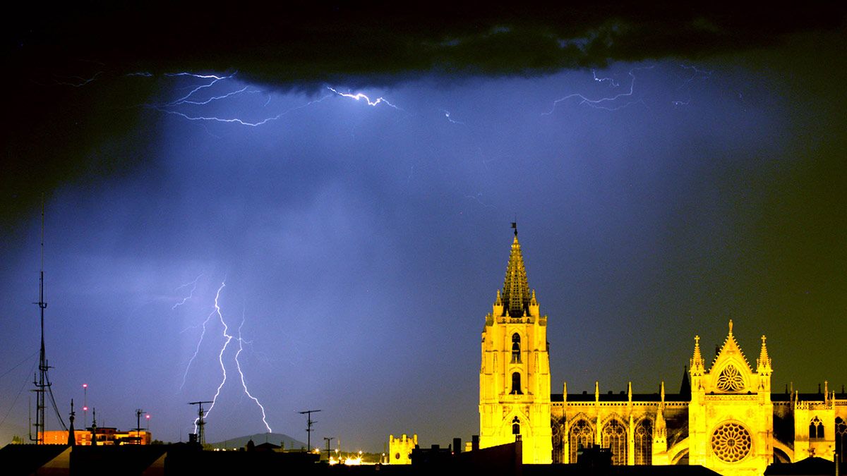 Imagen de archivo de una tormenta en León. | ICAL