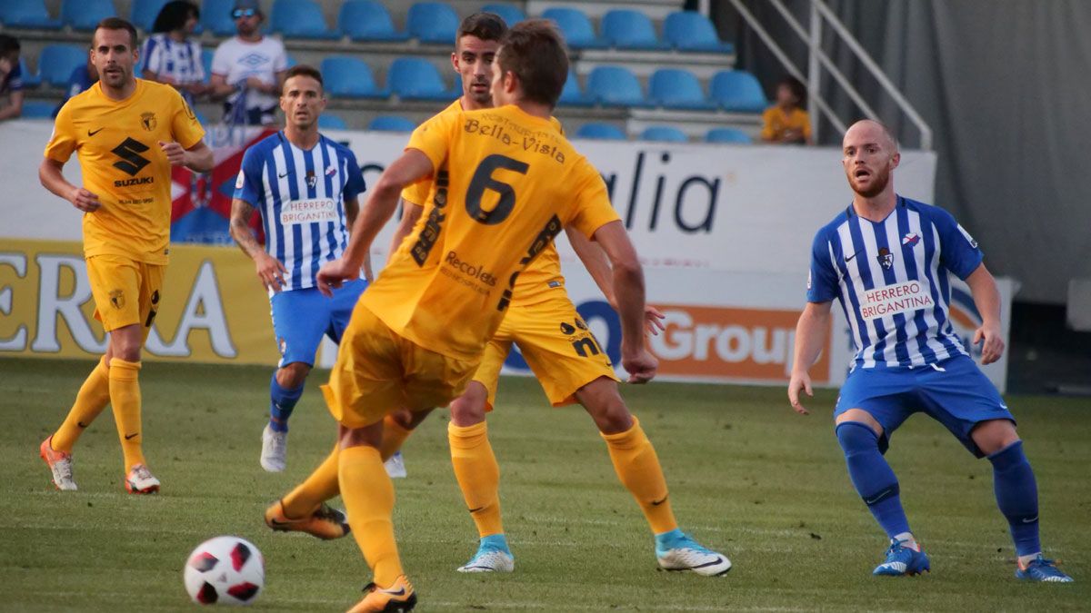 Isi, durante el partido ante el Burgos de la primera jornada. | FRANCISCO L. POZO