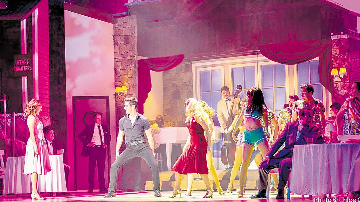 Un momento de la puesta en escena de la adaptación teatral ‘Dirty Dancing’, que resulta extremadamente fiel a la película del mismo título de 1987. :: chloe car Un momento de la puesta en escena de la adaptación teatral ‘Dirty Dancing’, que resulta extremadamente fiel a la película del mismo título de 1987. :: chloe car