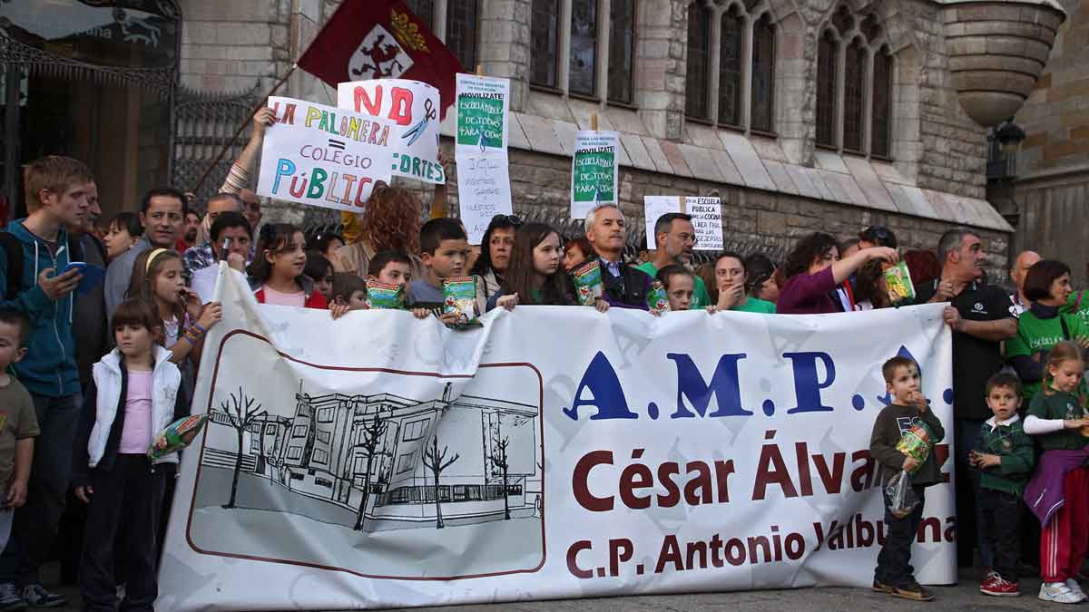 Concentración de padres ante las Cortes por el problema de los gusanos en los menús. | ICAL