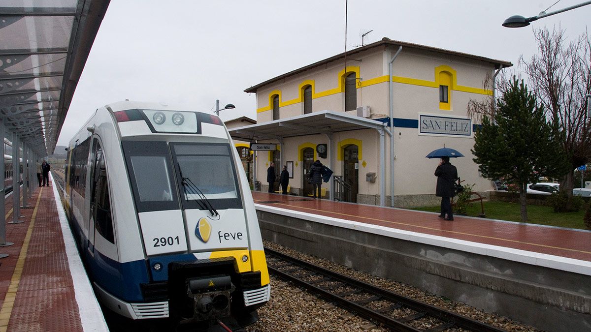 Parada del tren Feve en San Feliz de Torío. | MAURICIO PEÑA Parada del tren Feve en San Feliz de Torío. | MAURICIO PEÑA