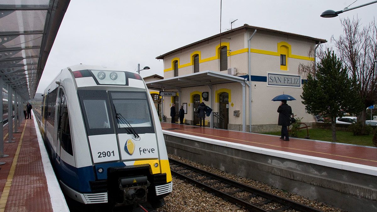 Parada del tren Feve en San Feliz de Torío. | MAURICIO PEÑA