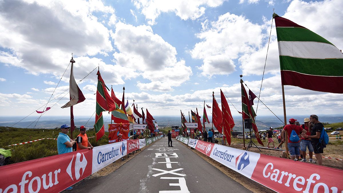La llegada a meta en la etapa de este viernes de la Vuelta Ciclista estuvo arropada por decenas de pendones de la provincia leonesa. | SAÚL ARÉN