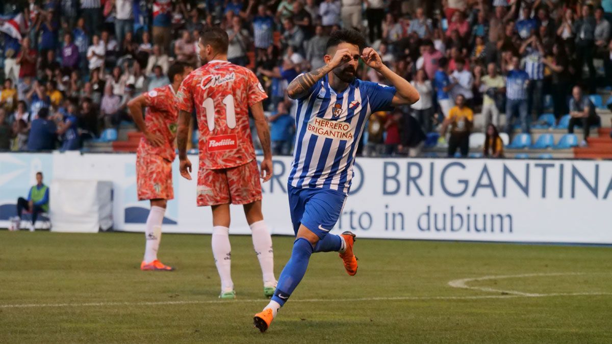 Dani Pichín celebra el gol de la Deportiva. | FRANCISCO L. POZO