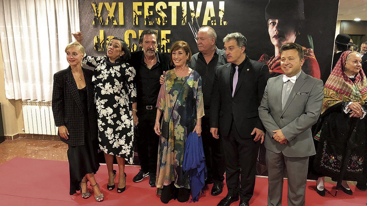 Cortometrajistas e invitados del Festival de Cine ‘Ciudad de Astorga’, momentos previos a la gala. | P.F.