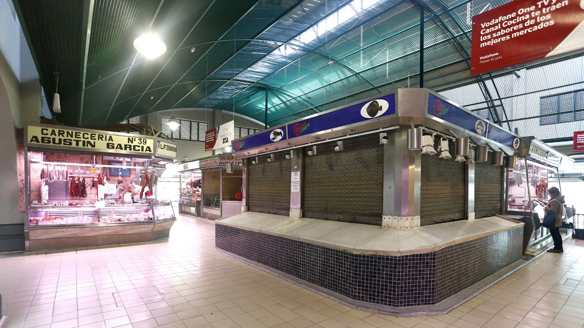 Imagen interior del mercado del Conde Luna, que cuenta con varios puestos cerrados. | CARLOS S. CAMPILLO (ICAL)