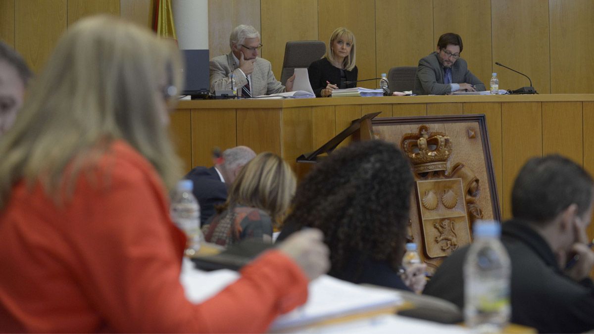 La alcaldesa de San Andrés, María Eugenia Gancedo, durante una sesión plenaria. | MAURICIO PEÑA La alcaldesa de San Andrés, María Eugenia Gancedo, durante una sesión plenaria. | MAURICIO PEÑA