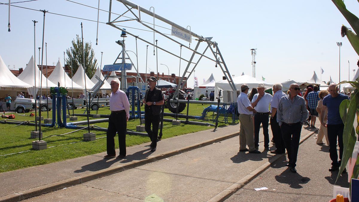 Visitantes en el Recinto Ferial de Santa María del Páramo. | T.G.